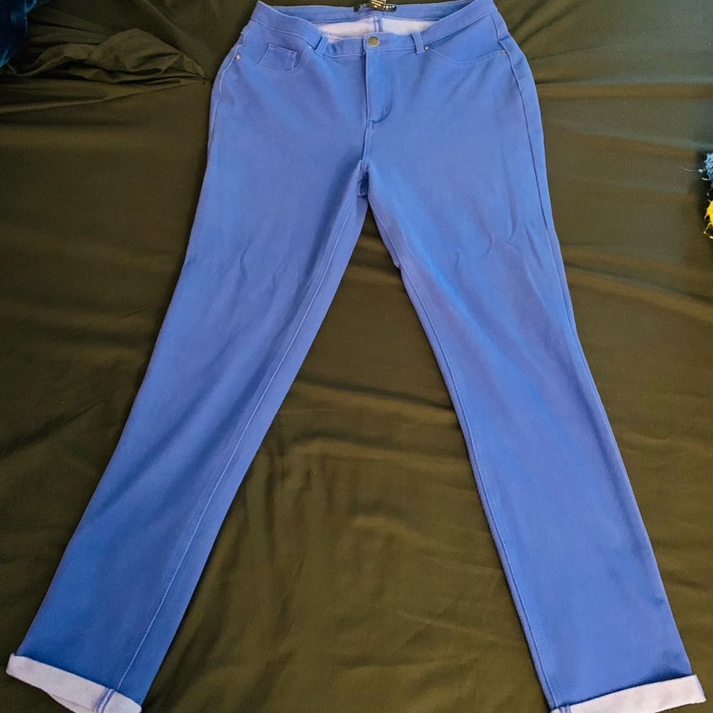 Junior’s Savage Art stretch jeggings bright blue in size large.